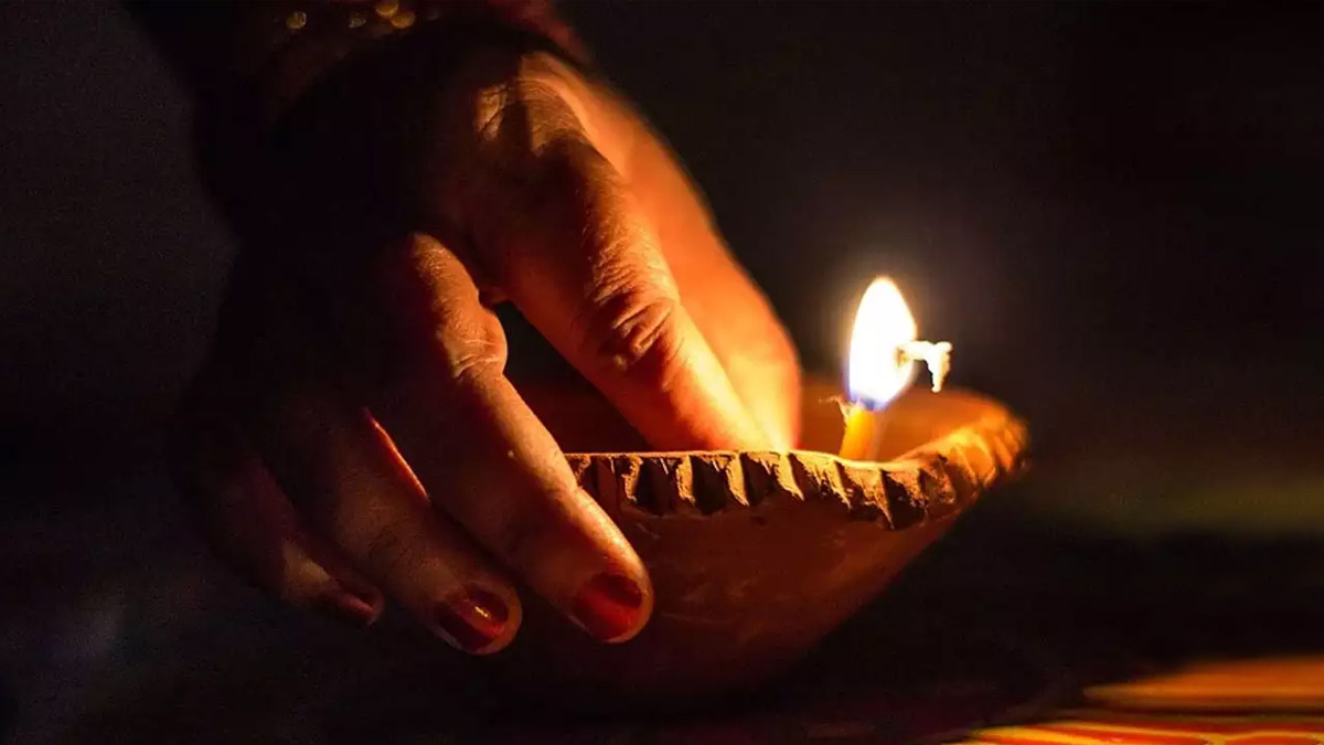 on-which-day-we-should-lit-oil-lamp-under-belpatra-tree-1729759822831