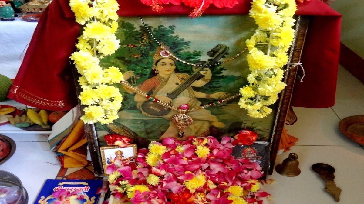 book mein mor pankh rakhne ka mahatva