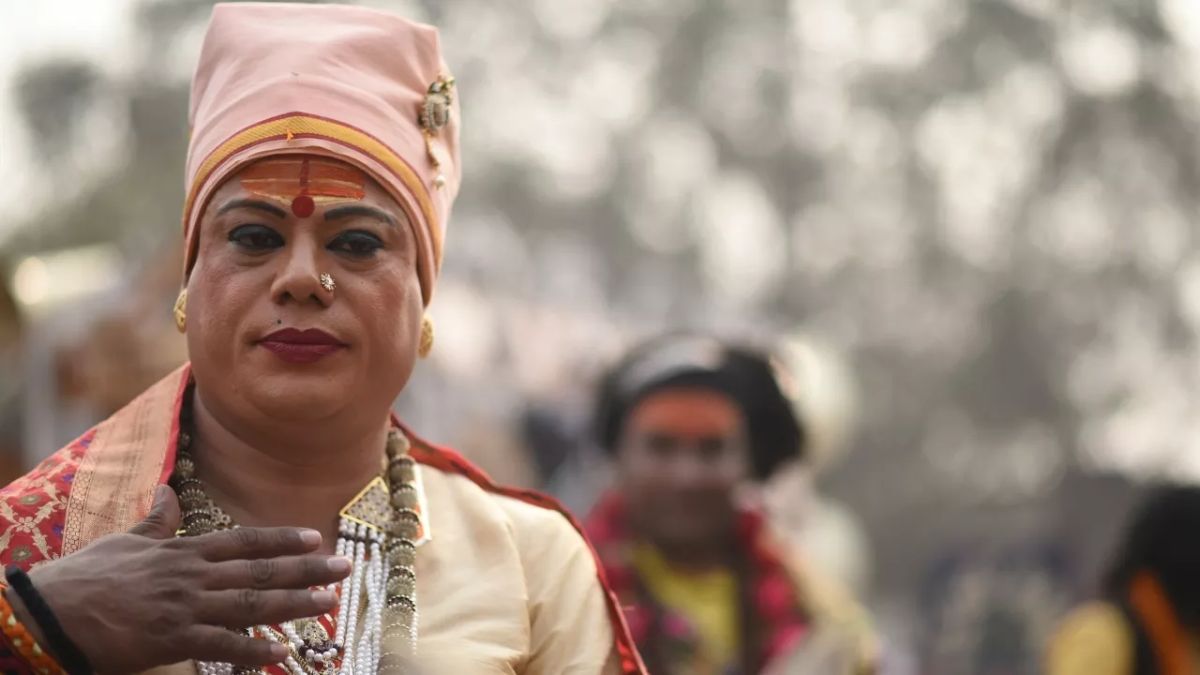 how kinnar do puja in maha kumbh