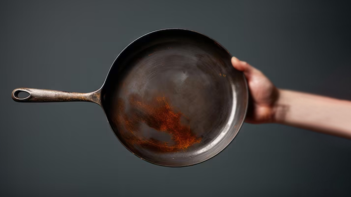 How to clean a burnt pan