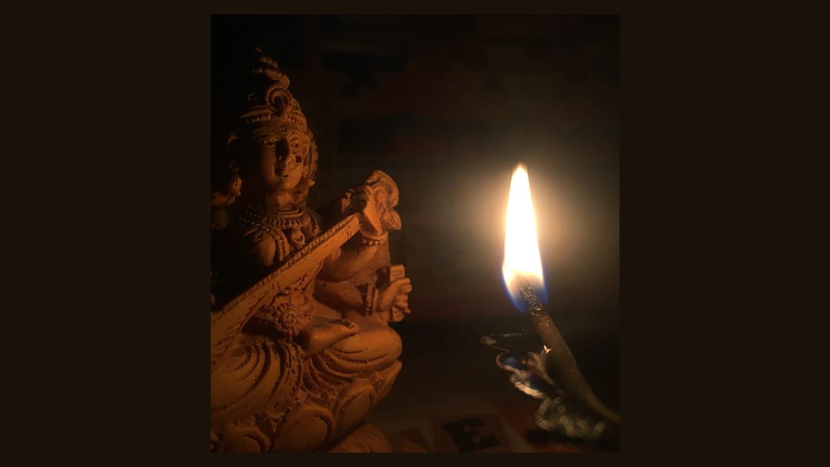 saraswati puja mein kaun sa diya jalate hain