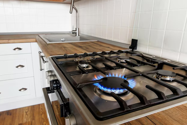 why LPG Gas burns blue