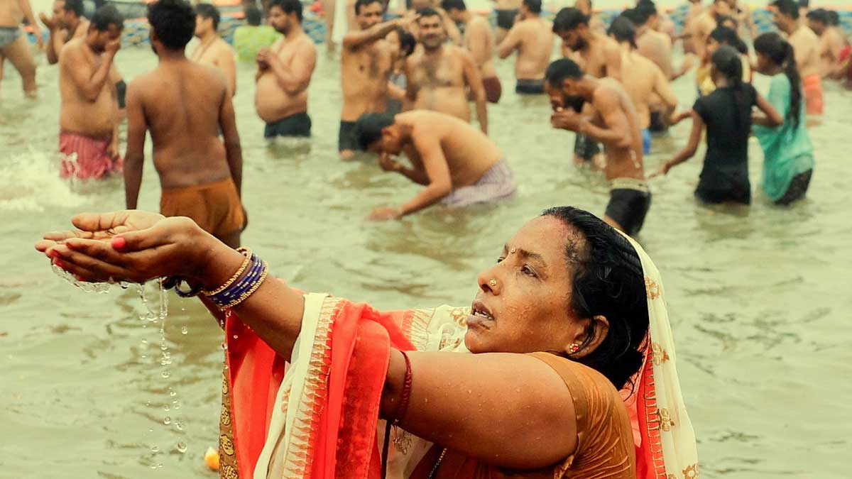 Maha Kumbh 2025 Snan : शादीशुदा और अविवाहित लोगों को महाकुंभ में कितनी  डुबकी लगानी चाहिए ? | how much should married and unmarried people take a  dip in maha kumbh snan