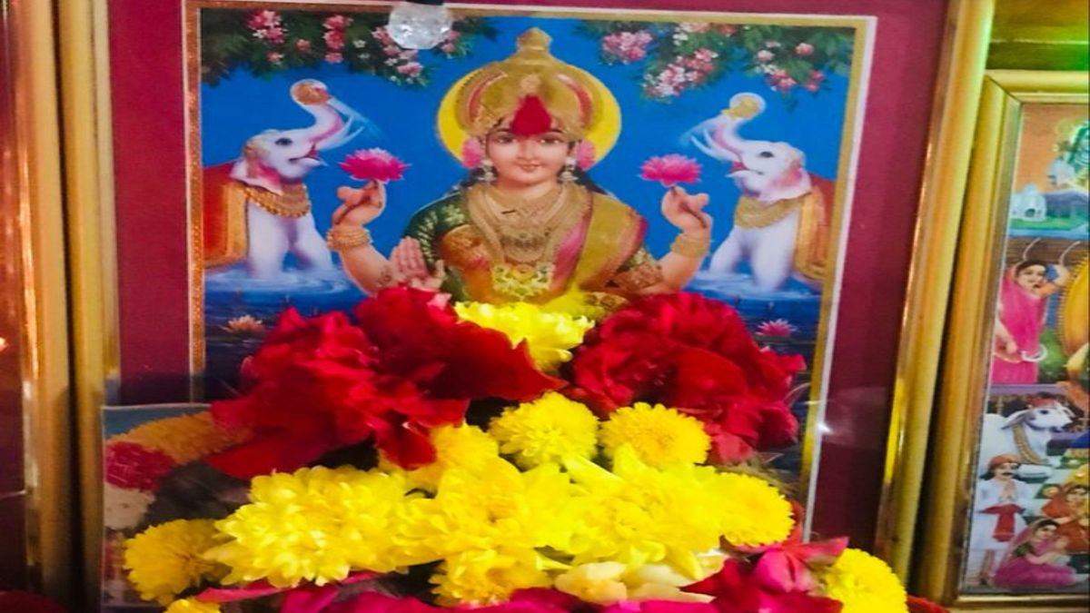 maa lakshmi ko kaun se phool chadhane chahiye