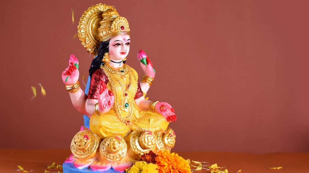 maa lakshmi ko kaun se phool chadhaye jate hain