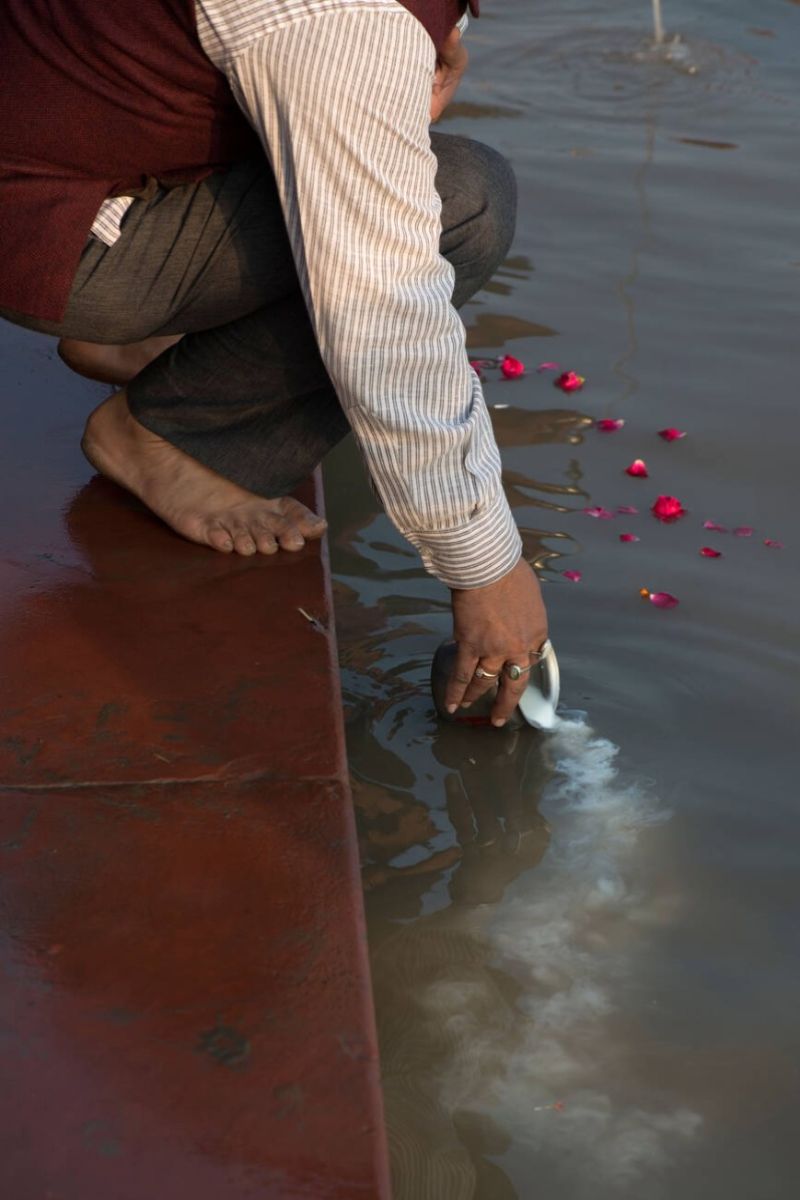 ganga mein doodh arpit karne ke kya labh hain