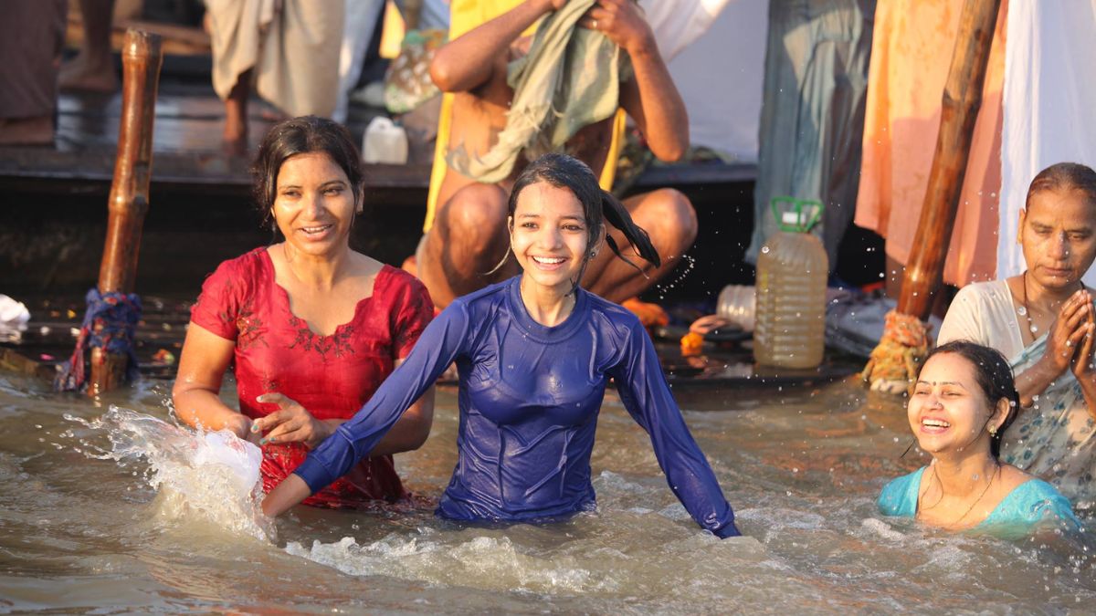 what should be flowed at sangam during maha kumbh bath