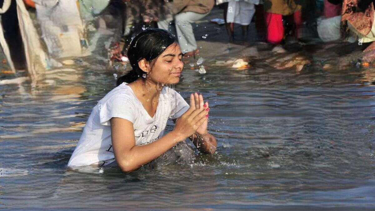 what we should flowed at sangam during maha kumbh bath