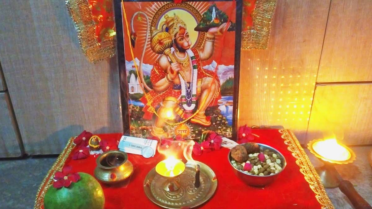 lighting-four-faced-lamp-in-front-of-lord-hanuman-benefits