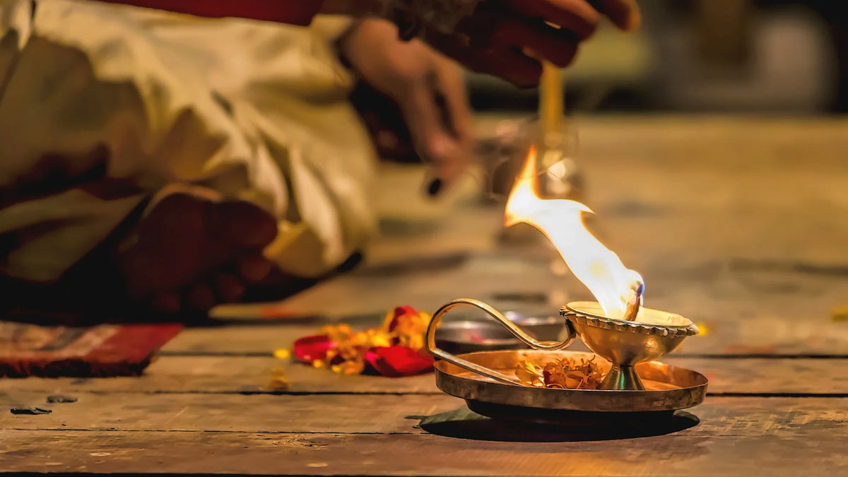 phalgun mah mein kin ped paudho mein jal de