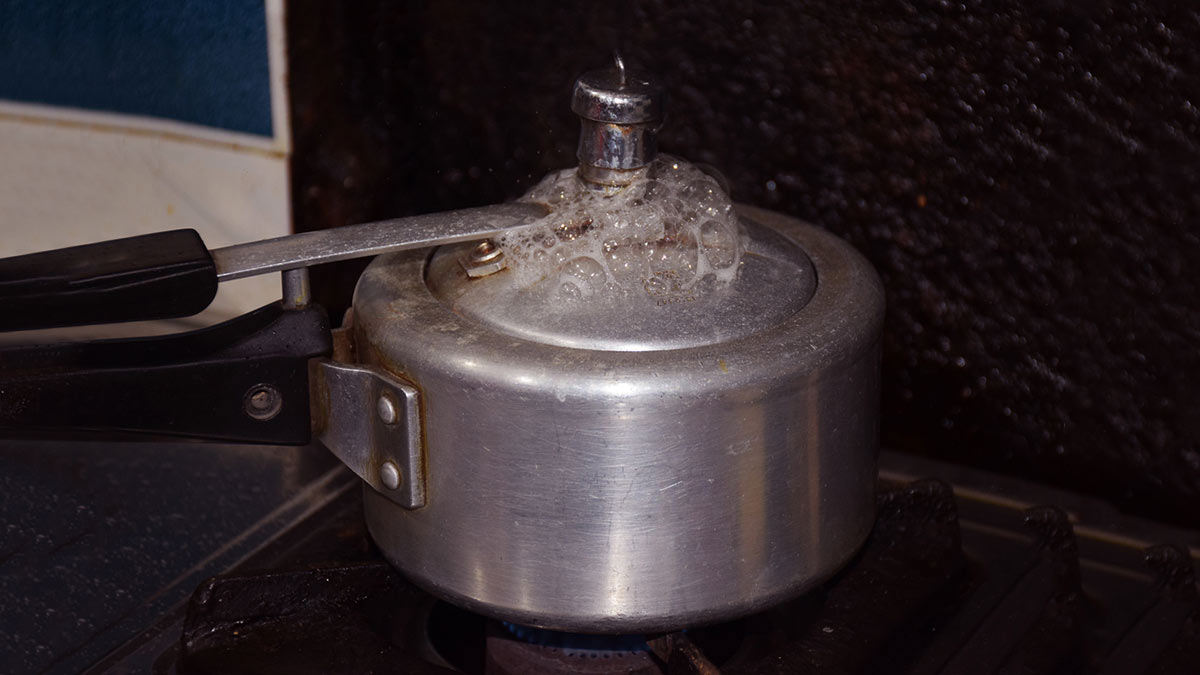 Cooker Exploding इस 1 गलती से फट सकता है प्रेशर कुकर, सेफ्टी के लिए हर 12 महीने में जरूर ...