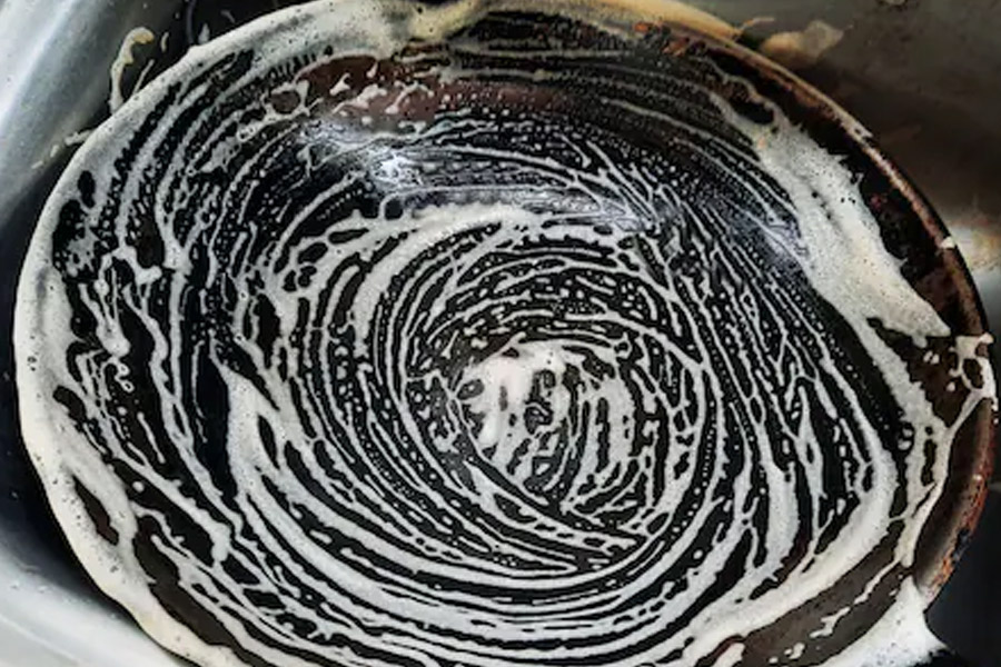 How to remove black coating from tawa