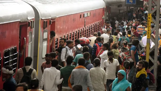 what kind of problems are people facing in trains due to mahakumbh