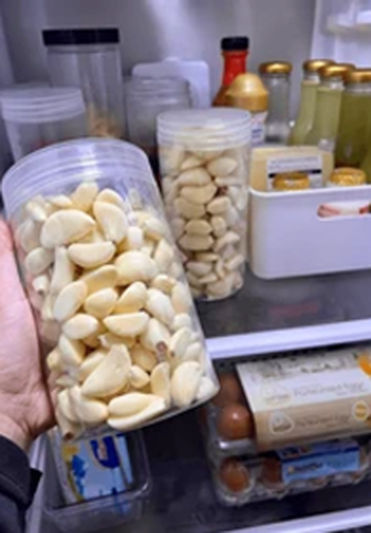 storing peeled galic in the fridge side effects