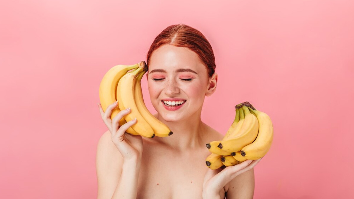 चेहरे पर ऐसे करें केले के छिलके का इस्तेमाल, डेड स्किन से मिलेगा छुटकारा |  banana peel for face know how to use | HerZindagi