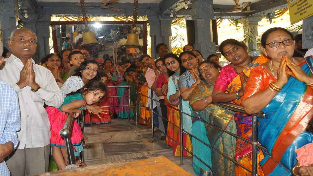 ghar se mandir nange pair jana chahiye ya chappal pahan kar