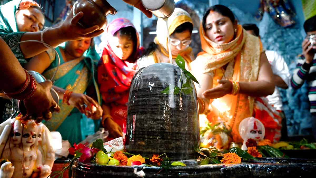 Mahashivratri Puja Vidhi 2026: इस विधि से करें महाशिवरात्रि के दिन रुद्राभिषेक, जानें नियम
