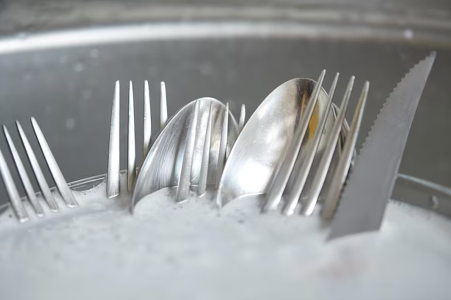 mistakes you might be making when washing up dishes