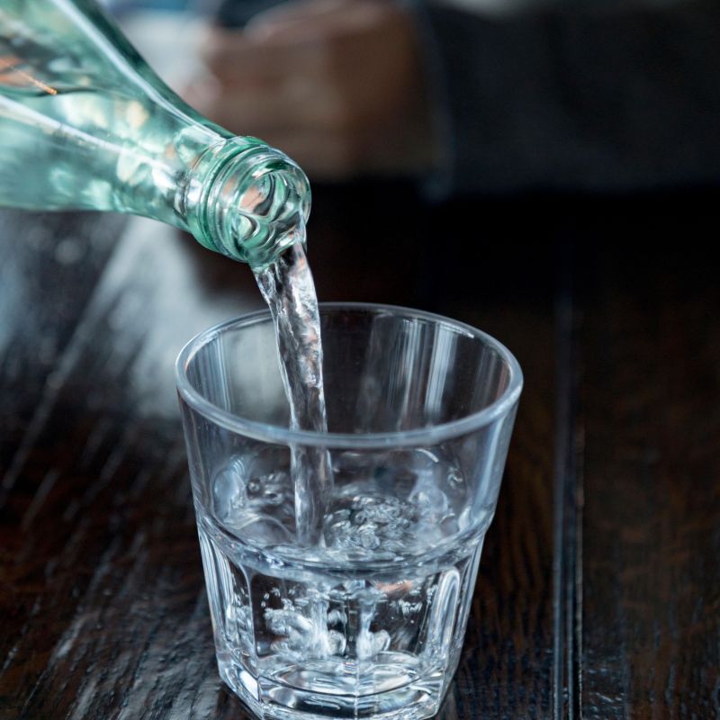 kanch ke bartan mein pani pine ke jyotish labh