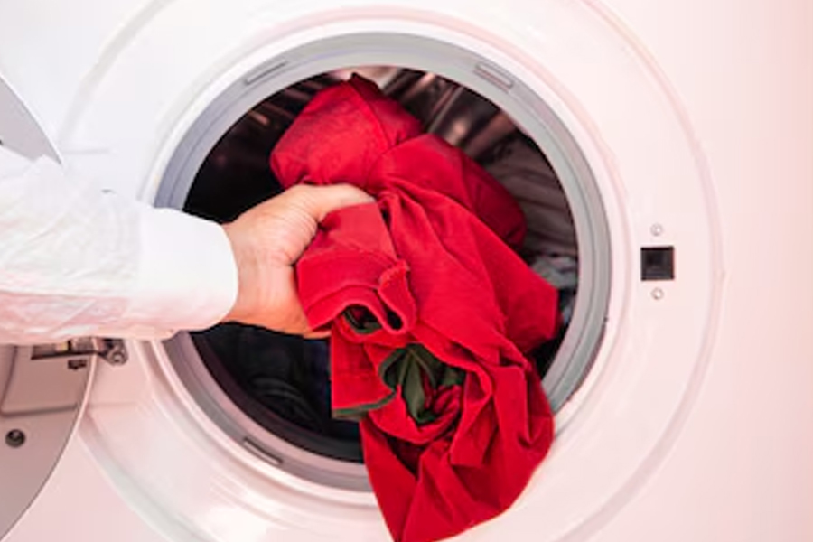 How to keep white clothes white