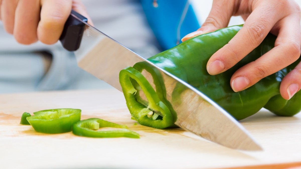 How to cut green chili peppers