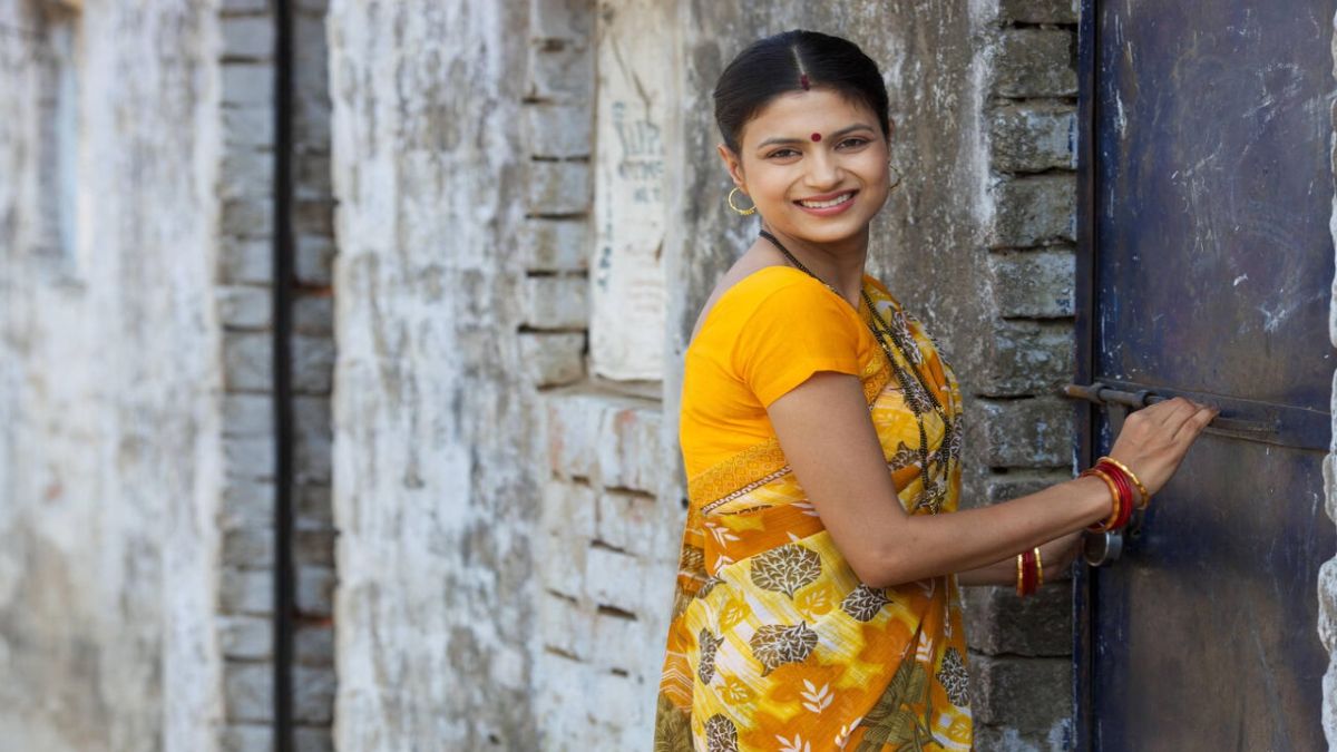 pehli holi pr naye ghar ko chhodne ka kya karan hai