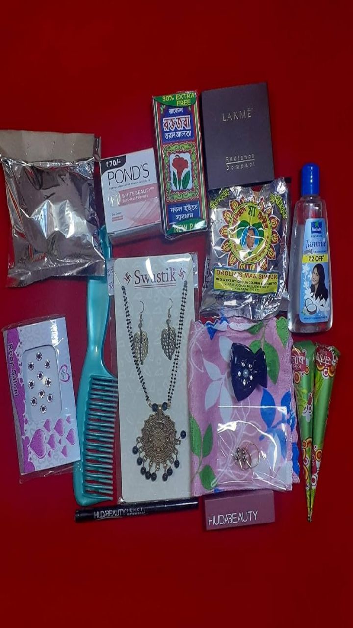holashtak mein solah shringar samagri daan kare
