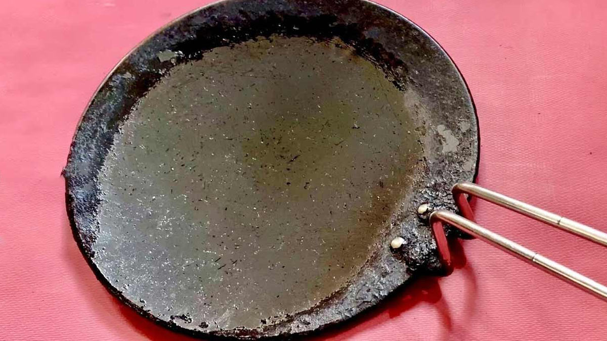 please clean iron tawa with club soda