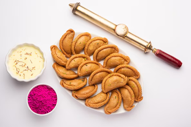 why make gujiya on holi