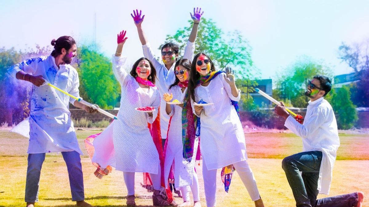 kya holi pr kisi dusre ke ghar ja sakte hain