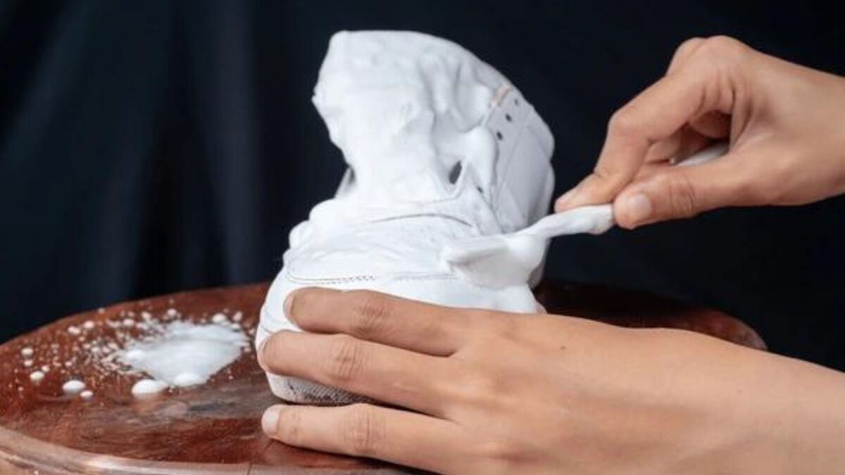 toothpaste hacks to clean white shoes