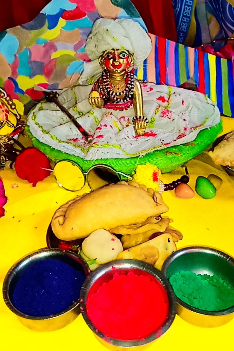 holi pr laddu gopal ko kaun sa rang laga sakte hain