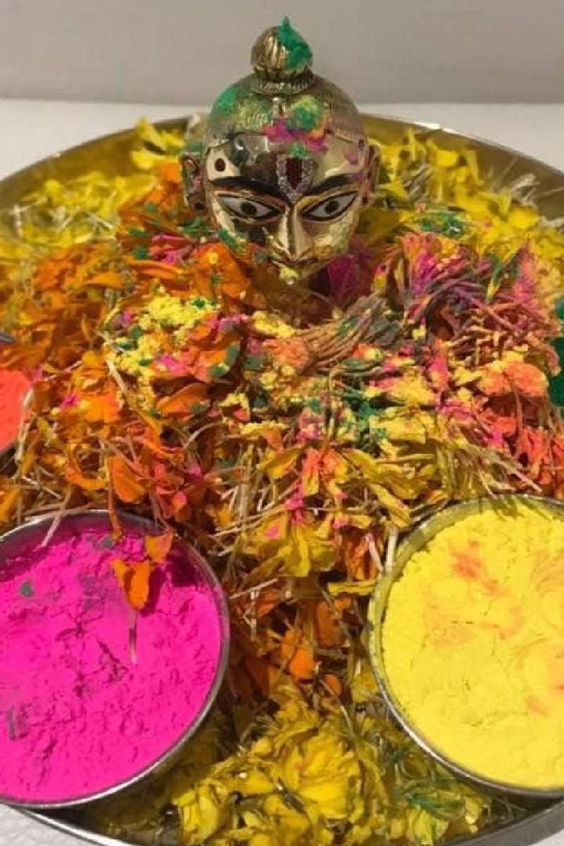 holi pr laddu gopal ko kaun sa rang lagate hain