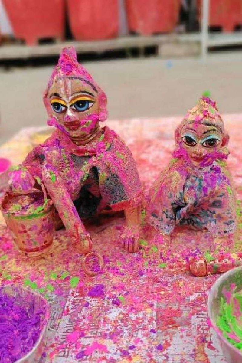 holi pr laddu gopal ko kaun sa rang lagaya jata hai