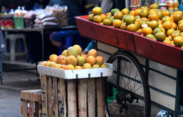 People Flock to Markets for Fruits and Dates for Ramzan (2)