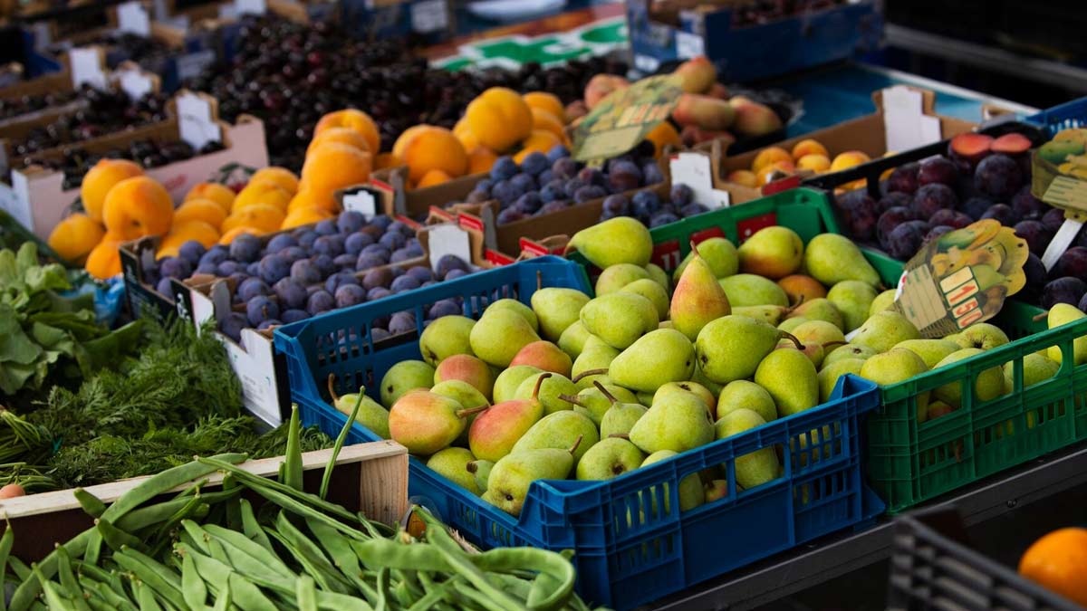 People Flock to Markets for Fruits and Dates for Ramzan