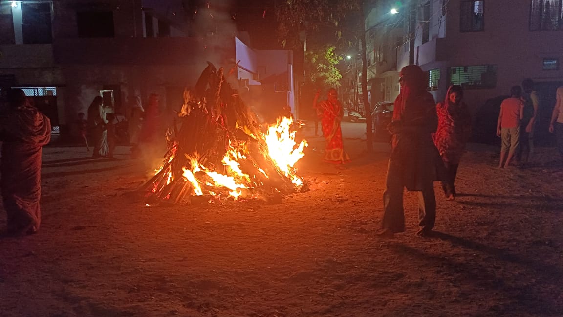 What to put in Holika Dahan as per astrology