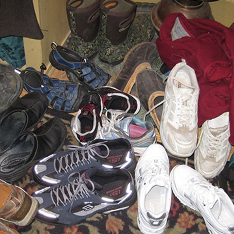 kya chappal ke upar chappal rakhna shubh hai