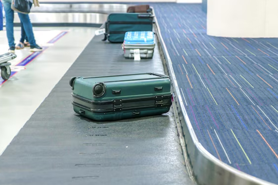 how to identify your luggage at airport