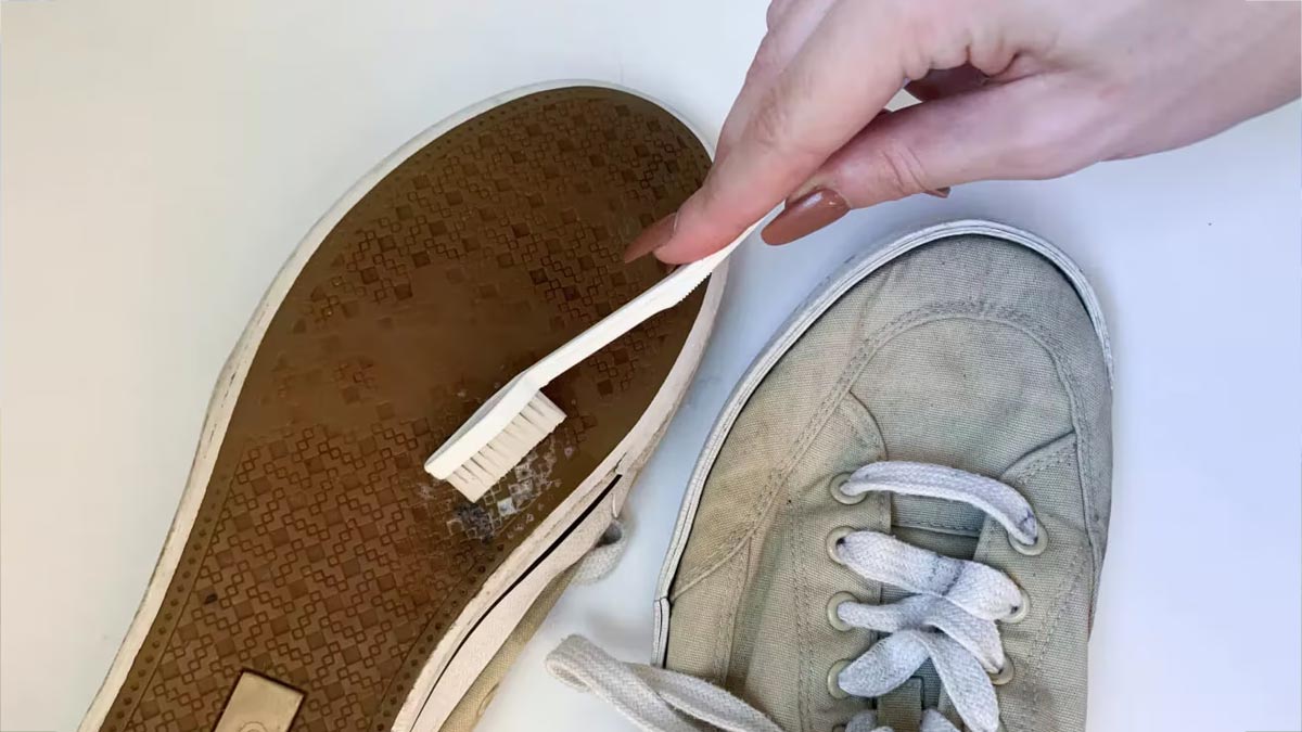 How to clean white fabric shoes without washing