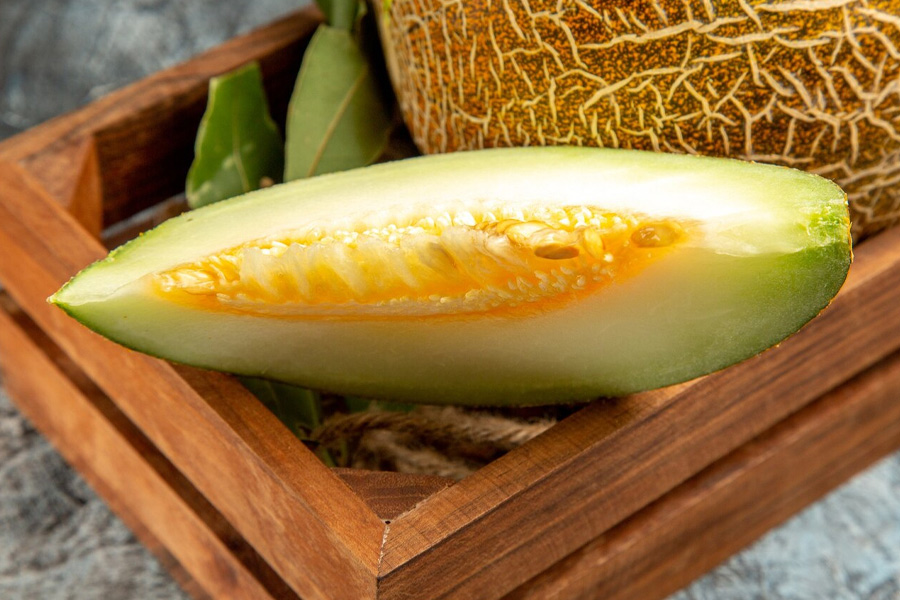 sniff muskmelon to choose good fruit