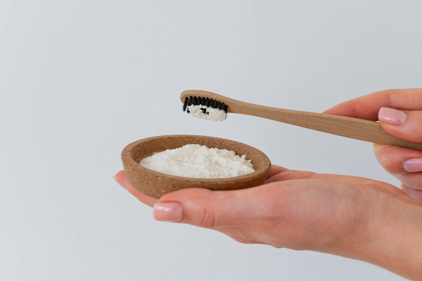 How to Naturally Whiten Your Teeth at Home (2)