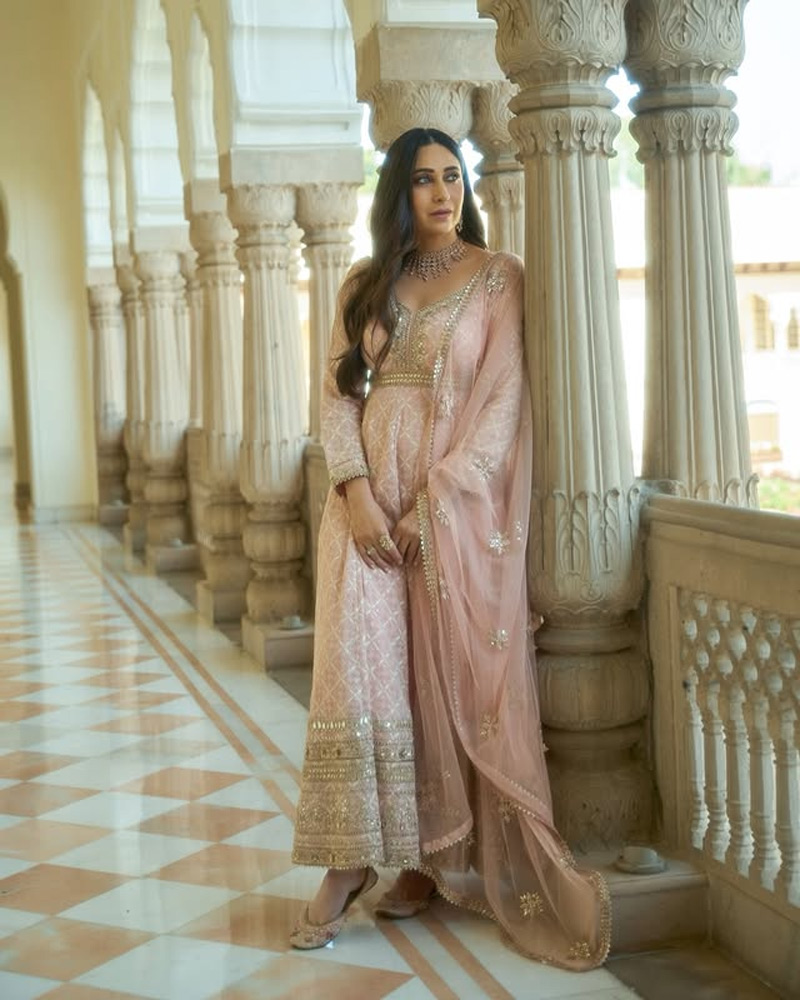 karisma kapoor suit