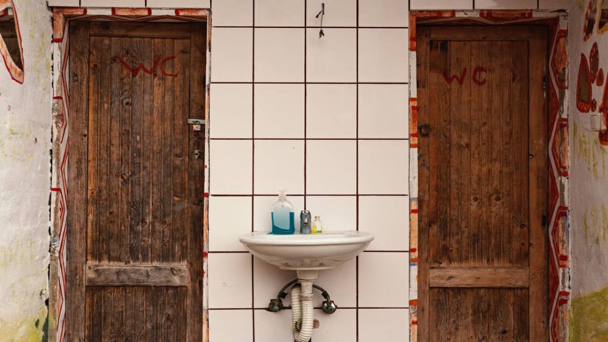 bathroom mein do darwaje wala door hona shubh ya ashubh