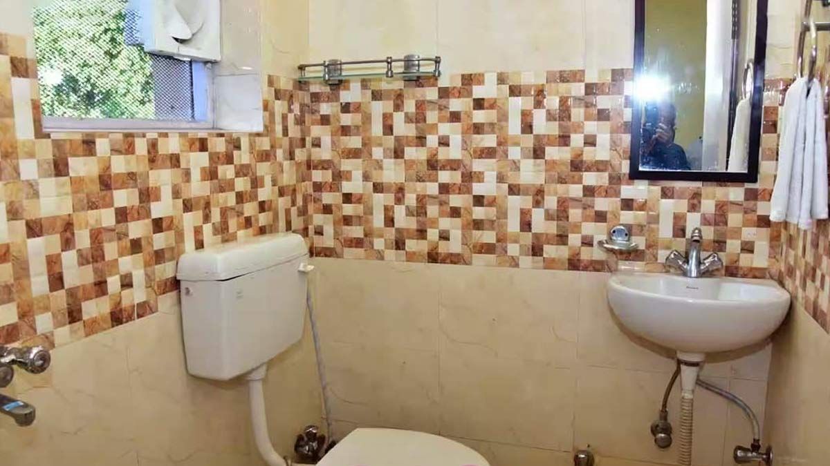 bathroom mein do palle ka darwaja hona shubh ya ashubh