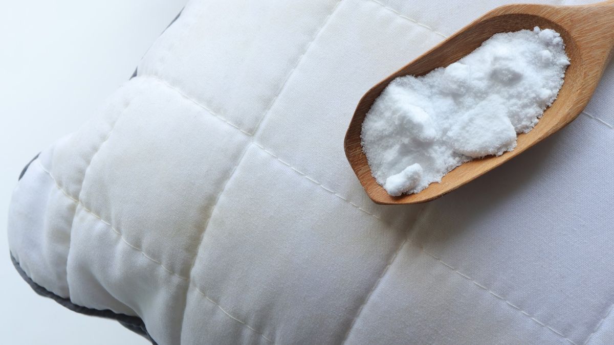 takiye ke niche namak rakhne se kya hota hai