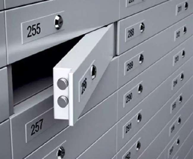 can you keep cash in bank locker