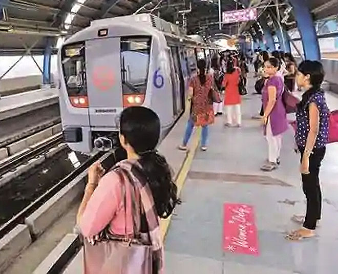 women traveling in delhi metro should know these 5 ruless