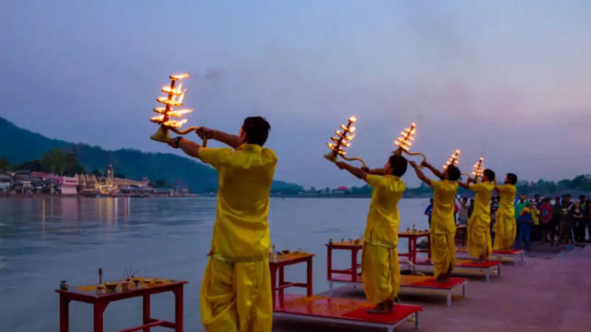 How many people attend Ganga Aarti