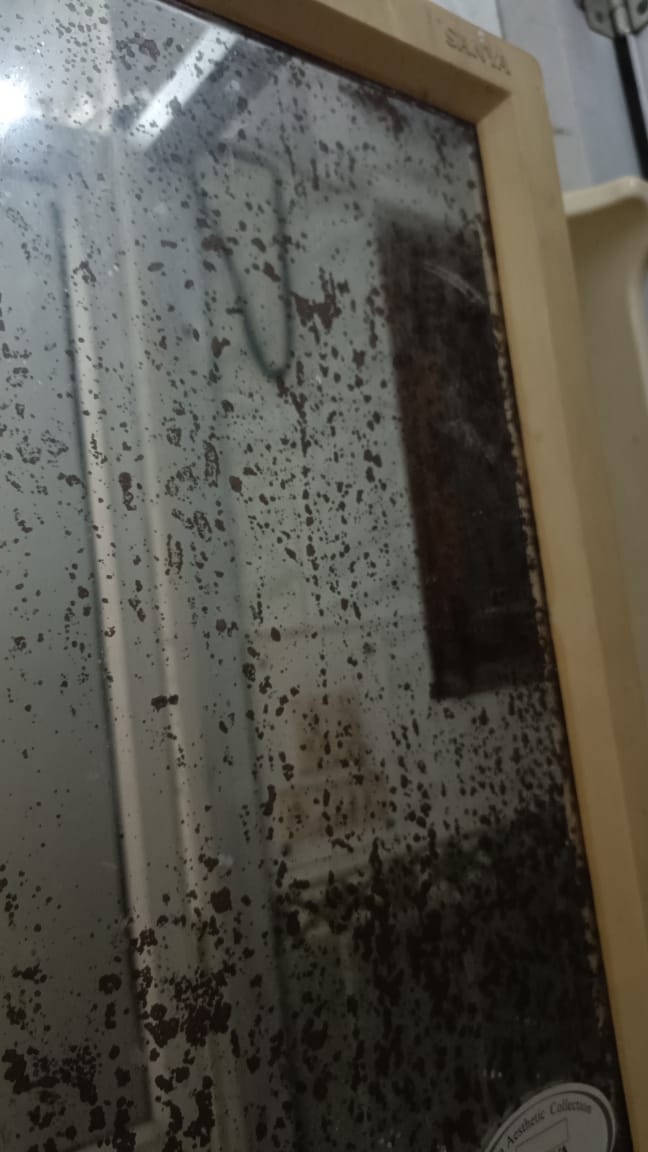 bathroom mirror cleaning